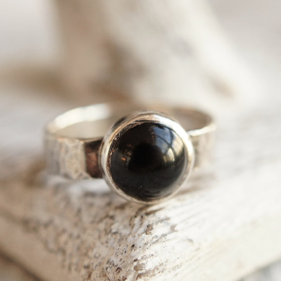 Onyx cabochon ring